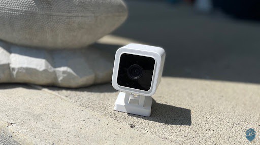 Wyze Cam V3, on cement step