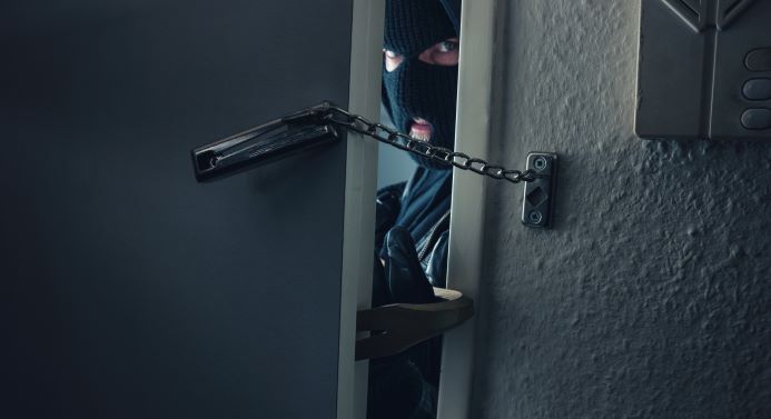 5 Sneaky Tricks to Keep Burglars Away While You’re on Vacation