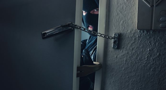 5 Sneaky Tricks to Keep Burglars Away While You’re on Vacation